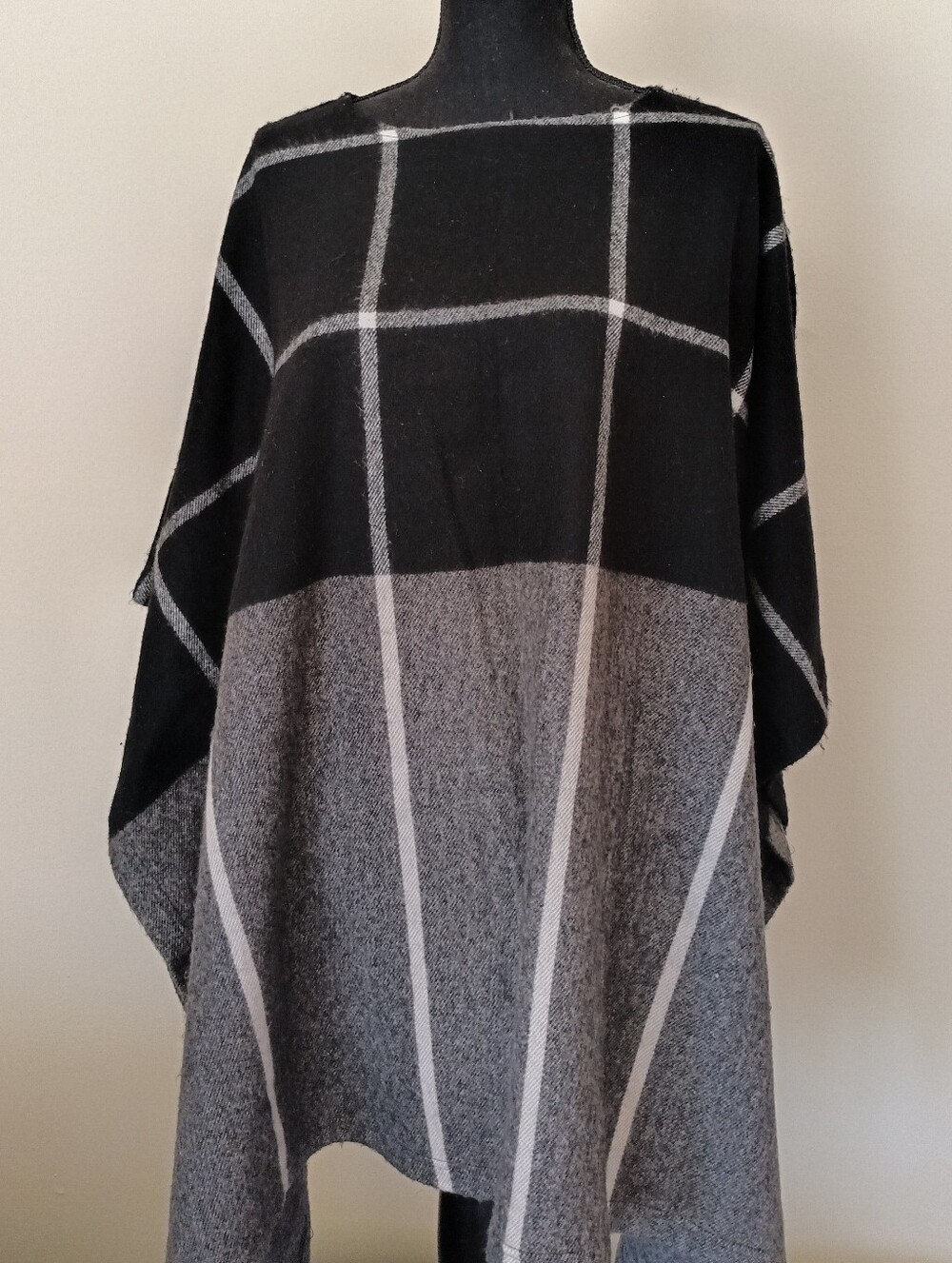 a‎ new day Black and Gray Windowpane Knit Poncho